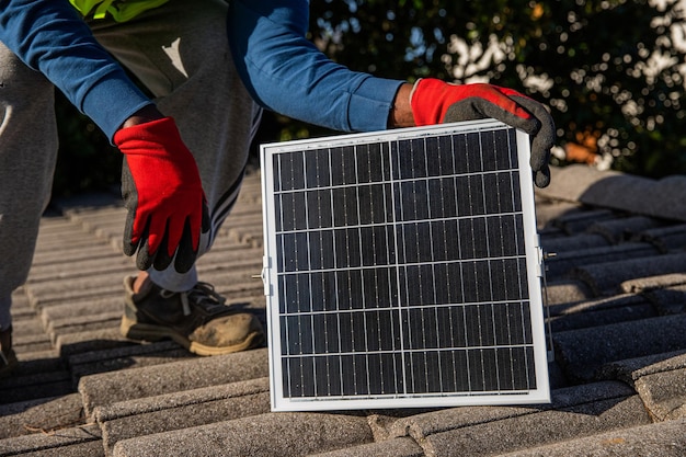 Libre d'un panneau solaire en cours d'installation par un travailleur de l'énergie propre et renouvelable