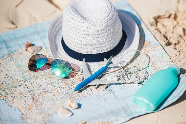 Photo libre de passeports avion jouet lunettes de soleil sur la carte