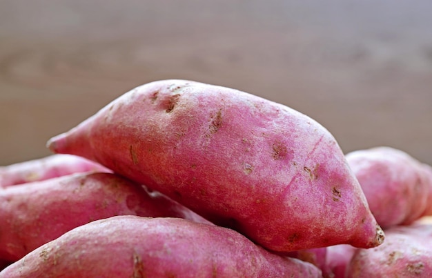 Libre de patates douces crues sur un tas