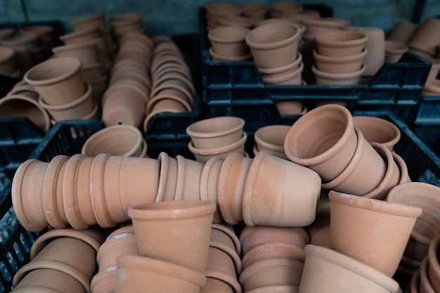 Libre de piles de vieux pots de fleurs en terre cuite patiné utilisé dans un abri de jardinage