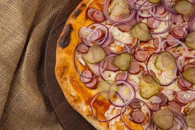 Libre d'une pizza italienne avec jambon prosciutto olives vertes et rucola