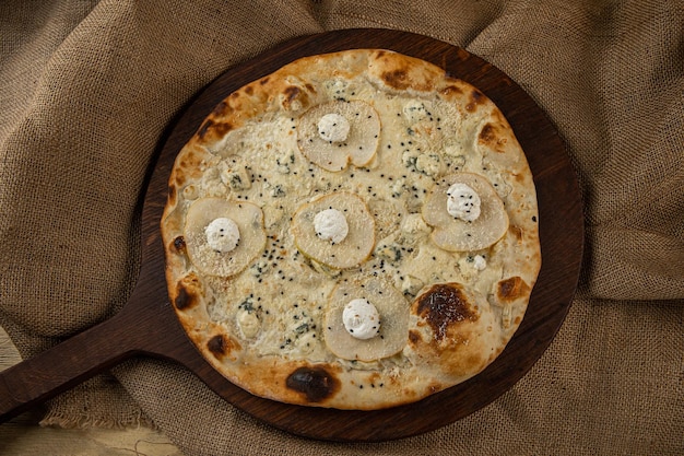 Libre d'une pizza italienne avec jambon prosciutto olives vertes et rucola