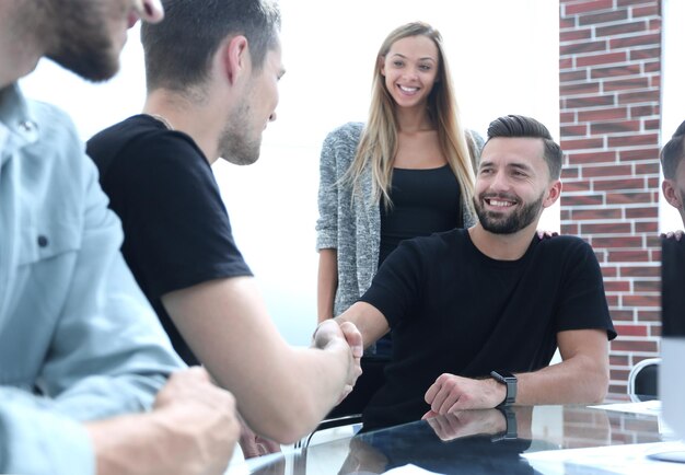 Libre d'une poignée de main au bureau