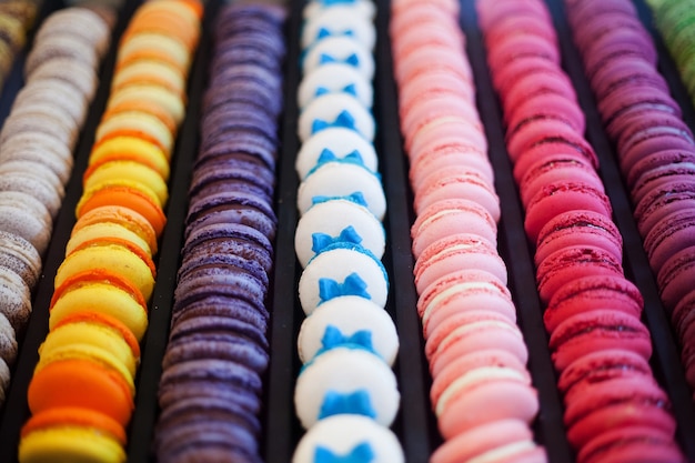 Photo libre de rangées et colonnes de macarons multicolores, cookies traditionnels français.