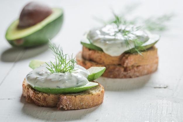 Libre de sandwich à l'aneth avocat et sauce tzatziki