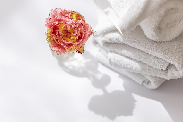 Libre de serviettes de bain en éponge blanche et une fleur