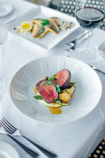 Libre d'un steak avec des légumes dans un restaurant