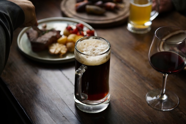 Libre d'une table avec de l'alcool