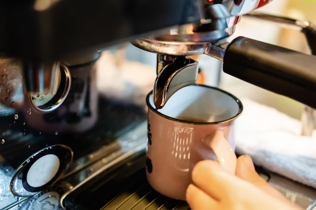 Libre d'une tasse vintage dans une machine à expresso avec du café chaud sortant du bec