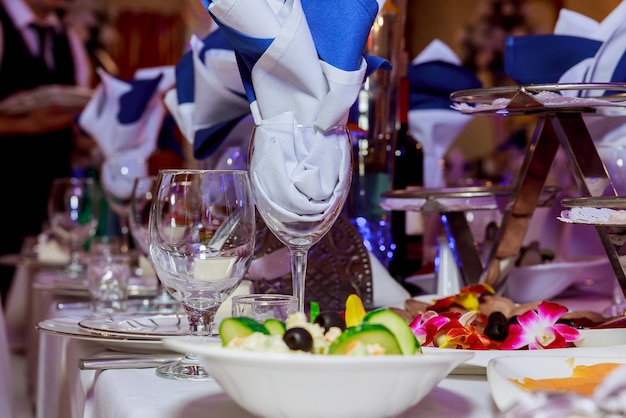 Libre d'un verre avec de l'eau dans un restaurant le soir