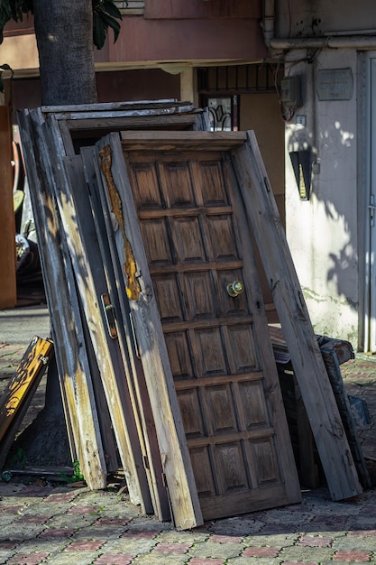 Libre de vieilles portes en bois sur un chantier de construction