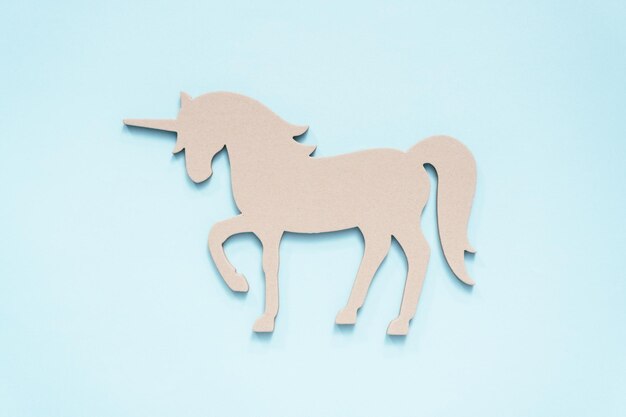 Licorne inachevée découpée sur fond bleu.