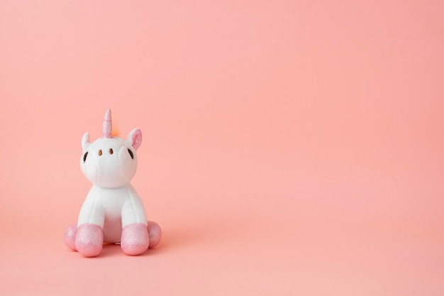 Photo une licorne de jouet sur un fond rose