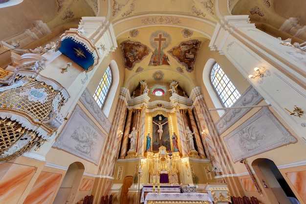 LIDA BÉLARUS AOÛT 2020 dôme intérieur et regardant vers le haut dans un vieux plafond d'église catholique gothique