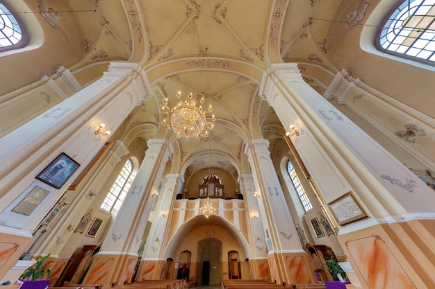 LIDA BÉLARUS AOÛT 2020 dôme intérieur et regardant vers le haut dans un vieux plafond d'église catholique gothique