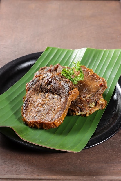 Lidah sapi bacem ou langue de boeuf grillée.