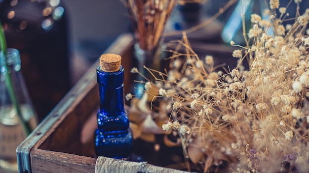 Liège en bois sur bouteille en verre