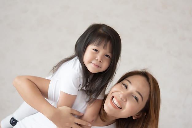 Lien d&#39;amour entre la mère et la fille mignonne,