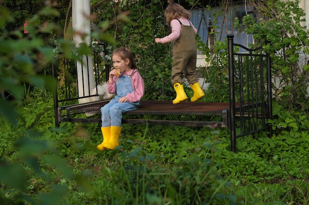 Les liens entre frères et sœurs au milieu de la nature embrassent la sœur aînée et s'offrent un moment serein pendant que le