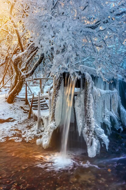 Photo le lieu de baignade d'été à l'extérieur est recouvert de glace et de givre