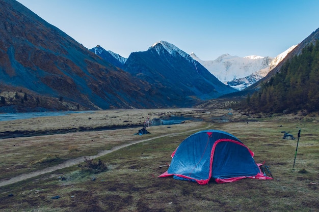 Lieu de camping Tente dans le matin glacial avec vue sur la montagne Belukha depuis le lac Akkem Vallée de montagne Montagnes de l'Altaï