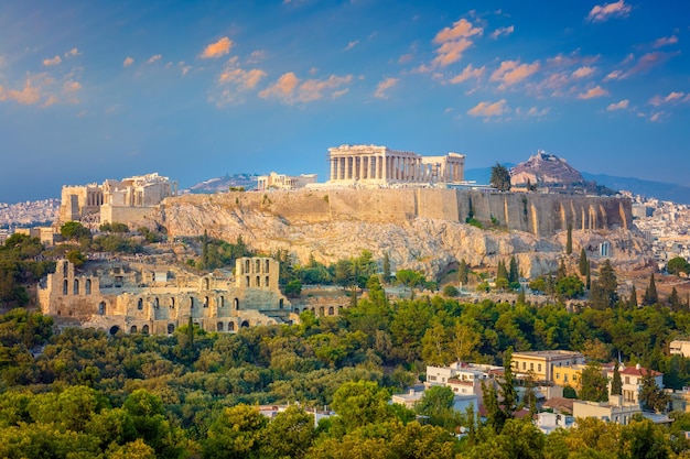 Lieu célèbre l'Acropole d'Athènes en Grèce avec le Temple du Parthénon pendant le coucher du soleil Voyage européen