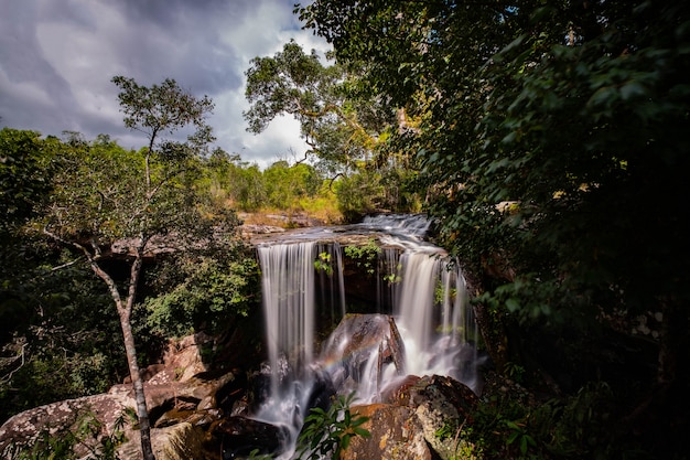 Lieu célèbre en Thaïlande (chute d'eau de Penpobmai dans le parc national de Phukadueng)