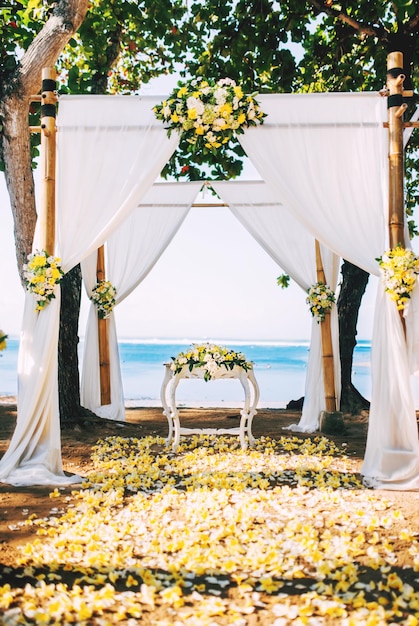 Lieu de cérémonie de réception de mariage parfait sur la plage avec détails floraux et vue sur l'océan