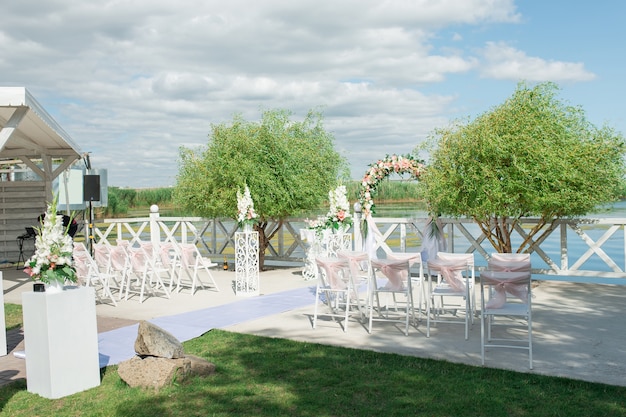 Lieu avec des décorations pour la cérémonie de mariage