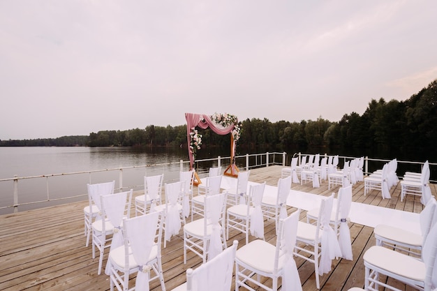 Un lieu décoré pour une cérémonie de mariage au bord d'un étang 4385