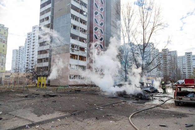 Le lieu de l'explosion de la roquette après le bombardement de Kiev Ukraine