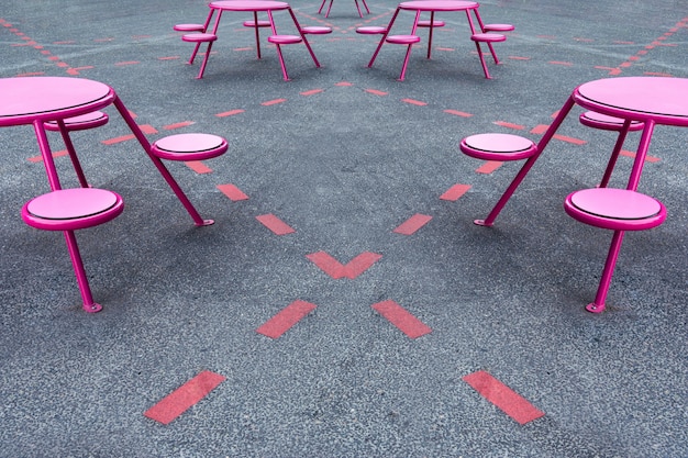 Lieu de fête, café dans la rue. Il y a des tables, des chaises aux endroits marqués sur le trottoir.