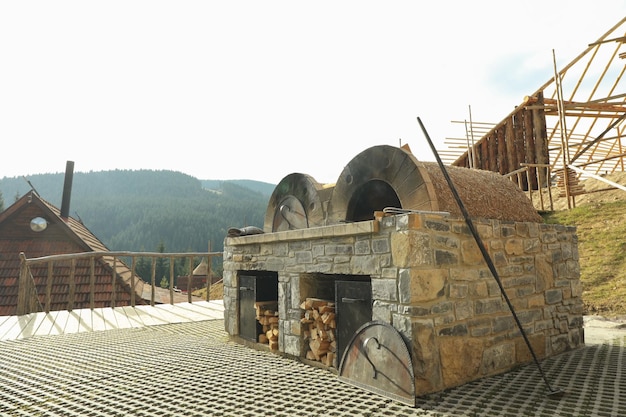 Lieu de grill pour cuisiner en plein air dans une station de montagne