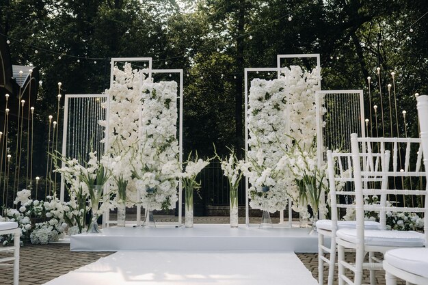 Un lieu pour une cérémonie de mariage dans la rue. Salle de mariage décorée