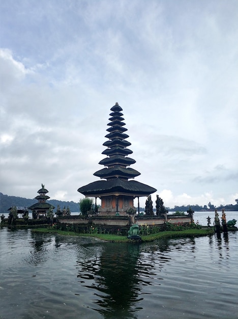 Un lieu de pouvoir sur l'île de Bali Temple Urun Danu Beratan