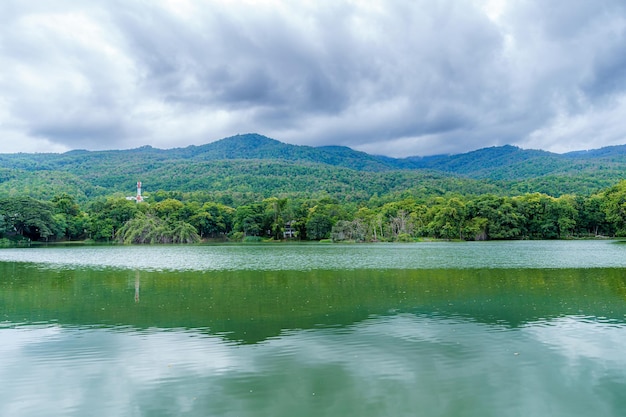 Un lieu public voyage de loisirs paysage vue sur le lac à l'université Ang Kaew Chiang Mai et forêt naturelle Doi Suthep vue sur la montagne printemps fond de ciel nuageux avec nuage blanc