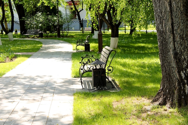 Lieu de repos public avec bancs.