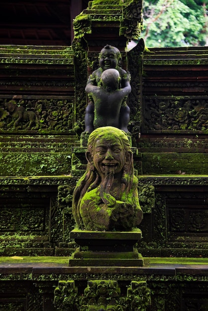 Lieu spirituel et temple sur Bali Indonésie statues de pierre traditionnelles