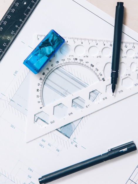 Lieu de travail de l'architecte. Ingénierie en design d'intérieur. Outils de schéma de dessin sur le bureau.