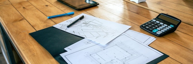 Lieu de travail d'un architecte avec plans et croquis