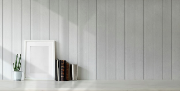 Lieu de travail branché avec des fournitures de bureau et copie espace sur tableau blanc et mur de planche blanche