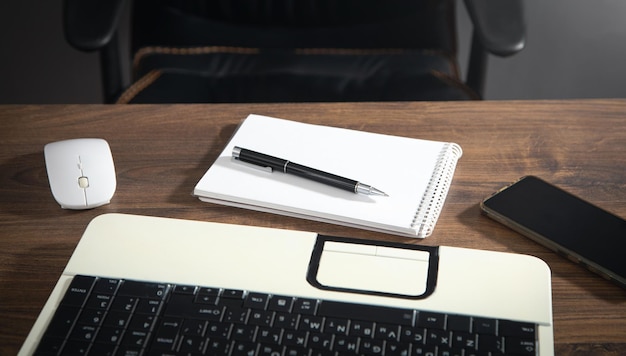 Lieu de travail de bureau Bloc-notes smartphone souris d'ordinateur portable