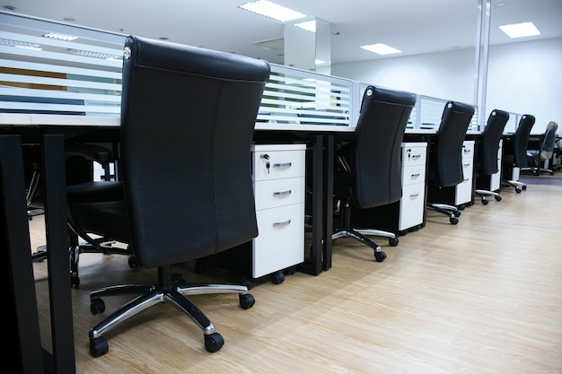 Lieu de travail de bureau avec bureau et chaise en cuir