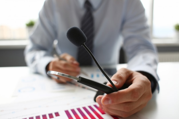 Lieu De Travail De Bureau à Distance Vide Avec Ordinateur Portable Pc Et Casque Agrandi. Réceptionniste Ou Secrétaire Du Centre De Données De Contact Clavier D'ordinateur De Bureau Table De Bureau Téléphonie Ip Ou Système De Messagerie Vocale Callcenter