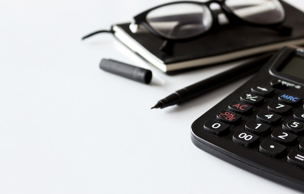 Lieu De Travail De Bureau Avec Espace De Texte, Livre Noir, Lunettes Et Calculatrice Sur Tableau Blanc