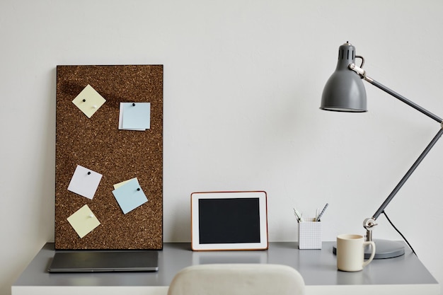 Photo lieu de travail de bureau minimal avec tablette