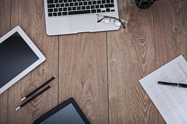 Lieu de travail de bureau avec un ordinateur portable et des documents