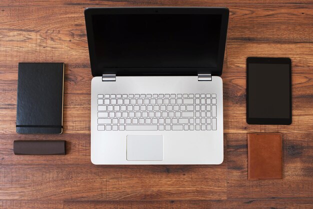 Lieu de travail de bureau avec ordinateur portable et ordinateur portable sur table en bois