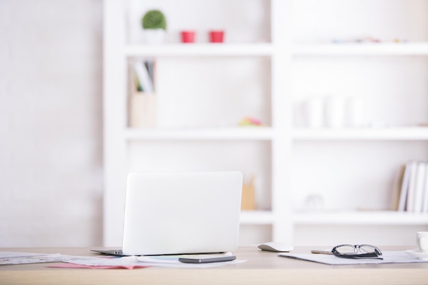 Lieu de travail de bureau avec ordinateur portable et paperasse