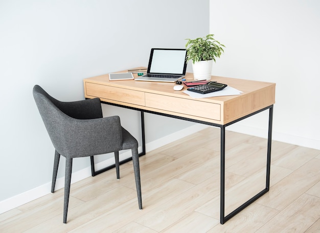 Lieu de travail de bureau avec ordinateur portable sur table en bois